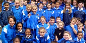 Die groot groep leerders (Gr 1-7) van Laerskool Gansbaai wat spog met 4 Cum Laude-, 13 Goud- en 32 Silwer toekennings tydens die Overberg Eisteddfod (Beeldende Kunste) in Kleinmond 